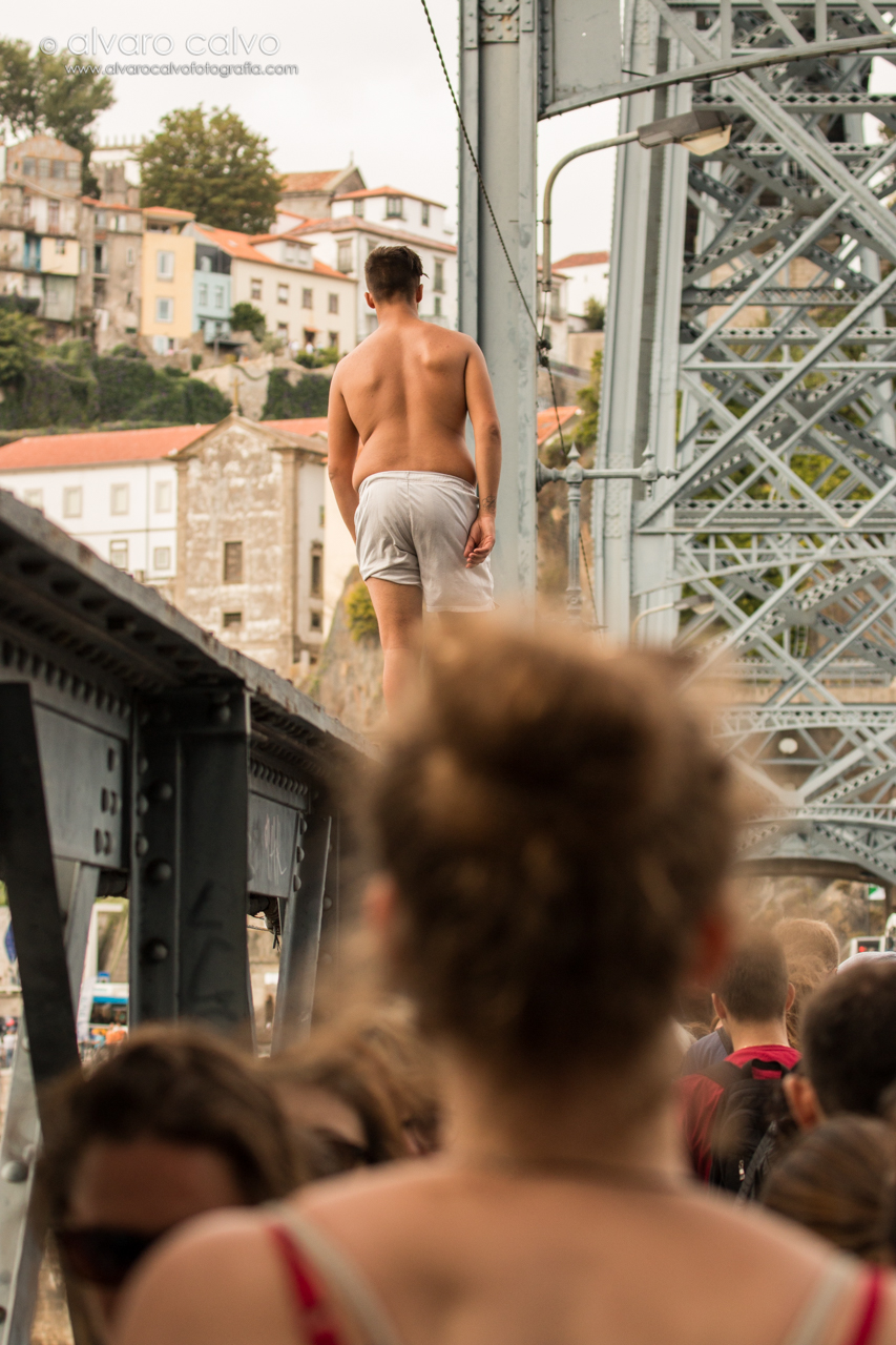 Oporto - Chavales se tiran desde el puente Don Luis I a cambio de propinas