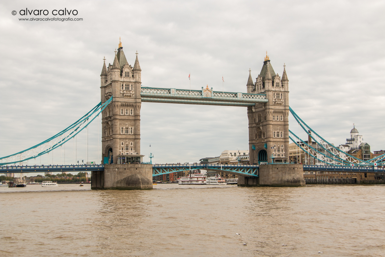 Tower Bridge de día - Londres / London